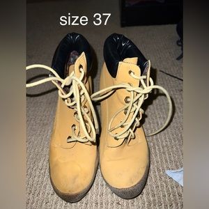 Boots heel need cleaning size 7-Bundles sales